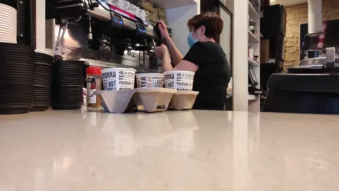 Archivo - Una camarera prepara caf&eacute;s. Archivo