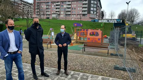 El alcalde de Torrelavega y el concejal de Parques visitan el inicio de las obras del ascensor panor&aacute;mico