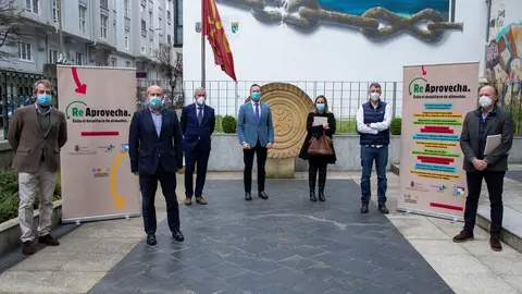Los consejeros de Medio Ambiente, Guillermo Blanco, y de Educaci&oacute;n, Marina Lomb&oacute;, acompa&ntilde;ados del directo de MARE, Jos&eacute; Mar&iacute;a D&iacute;az, presentan, en rueda de prensa, el balance de la campa&ntilde;a de sensibilizaci&oacute;n Re-Aprovecha'