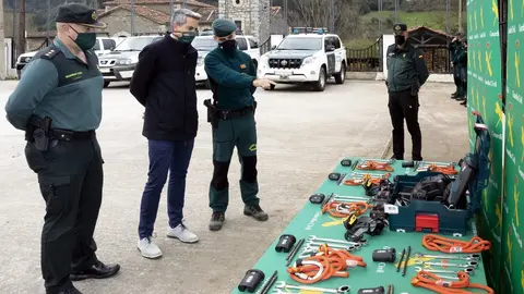 Zuloaga entrega material a la Guardia Civil de Potes