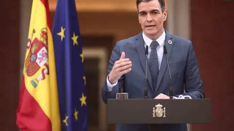 El presidente del gobierno, Pedro S&aacute;nchez, ofrece una rueda de prensa en Moncloa tras participar en la reuni&oacute;n del Consejo Europeo Extraordinario sobre el Coronavirus, en Madrid (Espa&ntilde;a), a 26 de febrero de 2021.