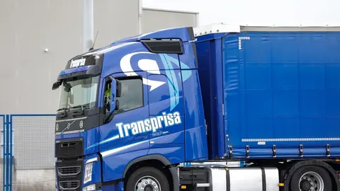 Archivo - Un cami&oacute;n de Transprisa llega a Mercamadrid