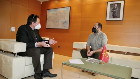 Consejero de Obras con alcalde de Cabu&eacute;rniga