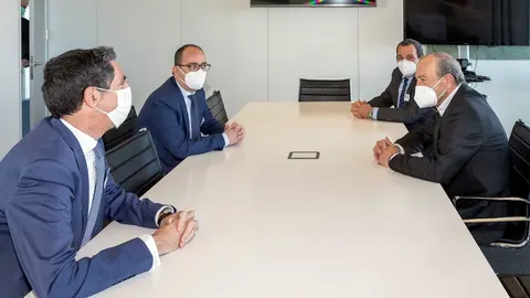 El consejero de Industria, Turismo, Innovaci&oacute;n, Transporte y Comercio, Javier L&oacute;pez Marcano, recibe al presidente de la C&aacute;mara de Comercio de Torrelavega, Carlos Augusto Carrasco.