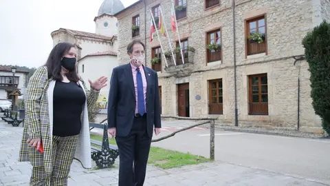 El consejero de Obras P&uacute;blicas, Jos&eacute; Luis Gochicoa, visita Ruiloba acompa&ntilde;ado de la alcaldesa, Sara Portilla