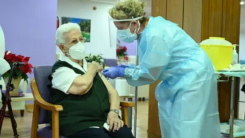 Archivo - Araceli, de 96 a&ntilde;os es la primera persona en vacunarse contra el COVID-19 en Espa&ntilde;a, el primer d&iacute;a de vacunaci&oacute;n, en la residencia de mayores Los Olmos de Guadalajara, en Castilla La-Mancha (Espa&ntilde;a), a 27 de diciembre de 2020.