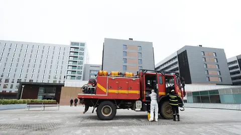 Archivo - Militares de la UME protegidos en su despliegue por Santander en el segundo d&iacute;a laborable del estado de alarma por el coronavirus