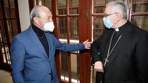 Reuni&oacute;n del consejero de Turismo, Javier L&oacute;pez Marcano, y el obispo de Santander, Manuel S&aacute;nchez Monge