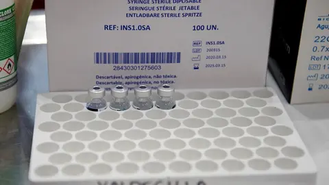 Varios frascos con la segunda dosis de la vacuna de Pfizer-BioNTech contra la Covid-19 en el Hospital Valdecilla.