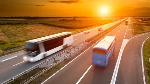 Archivo - Autob&uacute;s en la carretera