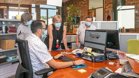 Archivo - La alcaldesa de Polanco, Rolsa D&iacute;az, conversa con funcionarios de oficinas municipales