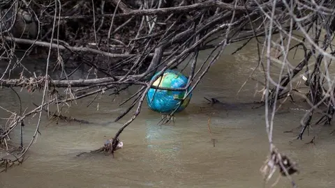 Residuos en un r&iacute;o.