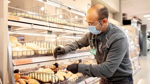 Trabajador de Mercadona en un supermercado de Val&egrave;ncia