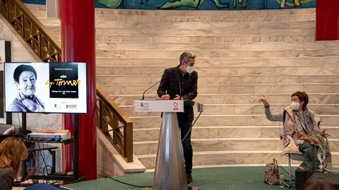 El vicepresidente y consejero de Universidades, Igualdad, Cultura y Deporte, Pablo Zuloaga, presenta en el Palacio de Festivales '2021. A&ntilde;o cultural Gloria Torner'.