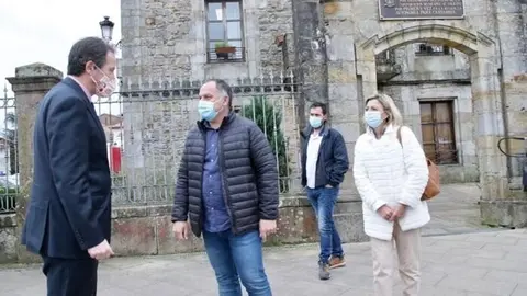El consejero de Obras P&uacute;blicas, Jos&eacute; Luis Gochicoa (izda) y el alcalde de Cabez&oacute;n de la Sal , V&iacute;ctor Manuel Reinoso