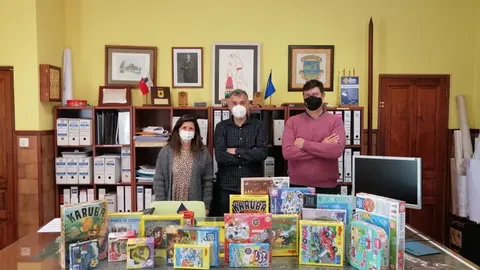 El Ayuntamiento de Torrelavega, en colaboraci&oacute;n con la Junta Vecinal de Vi&eacute;rnoles, entrega juegos y libros al AMPA del colegio Dobra