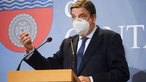 El ministro de Agricultura, Pesca y Alimentaci&oacute;n, Luis Planas, durante una rueda de prensa en Cantabria 
