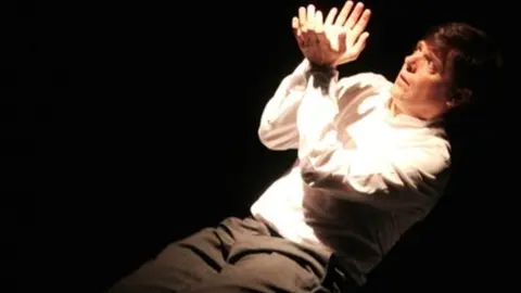 Escena de la obra 'El asesino imprevisto' de la muestra internacional 'Solo t&uacute;'