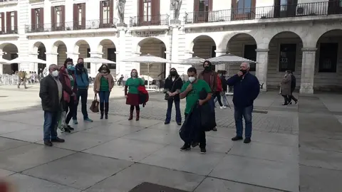 Miembros de la PAH en la Plaza Porticada