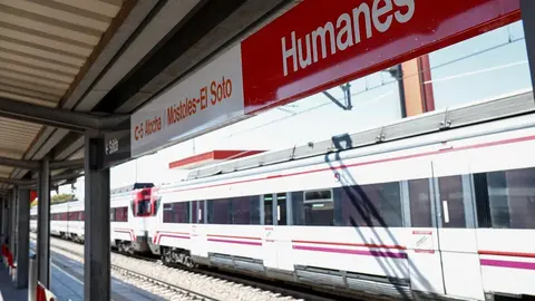 Archivo - Un tren a su paso por la Estaci&oacute;n de Tren de Humanes en la zona b&aacute;sica de salud Humanes en Humanes de Madrid
