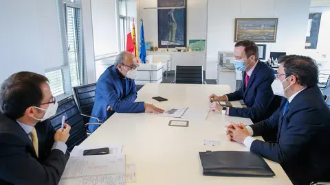 El director de Industria, Daniel Alvear ,y el consejero, Javier L&oacute;pez Marcano ,en la reuni&oacute;n con los representantes de la empresa