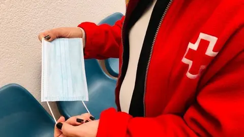Cruz Roja reparte mascarillas quir&uacute;rgica entre familias en situaci&oacute;n de vulnerabilidad