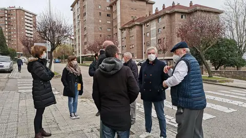 Los concejales regionalistas durante su visita al barrio de Cazo&ntilde;a