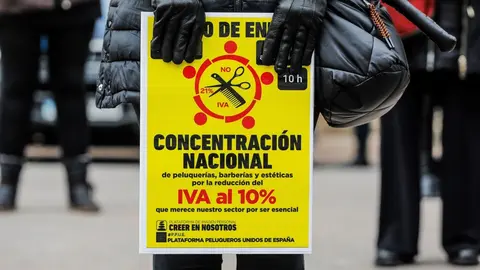 Archivo - Una persona participa en la protesta convocada en enero por el sector de la est&eacute;tica y peluquer&iacute;a para pedir la bajada del IVA al 10%. Archivo