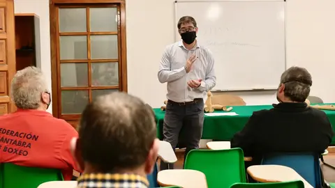 Archivo - Santander.- El uso de vestuarios y el acceso de p&uacute;blico a los campos de f&uacute;tbol municipales estar&aacute;n muy limitados