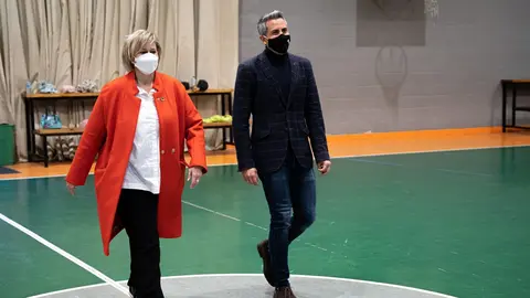 El Vicepresidente Y Consejero De Universidades, Igualdad, Cultura Y Deporte, Pablo Zuloaga, Y La Alcaldesa De Camargo, Esther Bolado, En El Pabell&oacute;n Matilde De La Torre