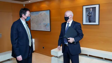 El consejero de Obras P&uacute;blicas, Jos&eacute; Luis Gochicoa, y el alcalde de Campoo de Suso, Pedro Luis Guti&eacute;rrez