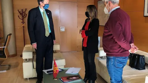 El consejero de Obras P&uacute;blicas, Ordenaci&oacute;n del Territorio y Urbanismo, Jos&eacute; Luis Gochicoa, se re&uacute;ne con la alcaldesa de Sol&oacute;rzano, Gema Perojo.