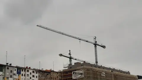 Archivo - Obras de construcci&oacute;n de un bloque de viviendas.