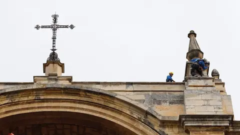 Archivo - Varios operarios, revisan la fachada de la Catedral de Granada, para comprobar los desperfectos causados por los continuos terremotos que a lo largo de esta semana se han producido en la provincia de Granada a 30 de enero del 2021