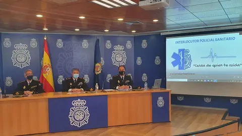 El comisario general de Seguridad Ciudadana, Juan Carlos Castro, y el portavoz sanitario, Javier Galv&aacute;n (derecha), presentan el balance de agresiones a personal sanitario en 2020
