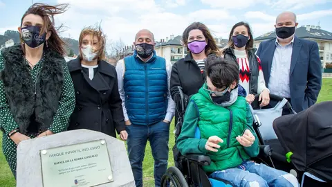 Placa conmemorativa del parque de La Garoja con el nombre del exconsejero Rafael de la Sierra
