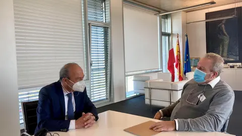 El consejrod e Turismo, Javier L&oacute;pez Marcano, y el alcalde de Anievas, Agust&iacute;n Pern&iacute;a, en la reuni&oacute;n