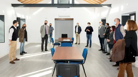 El consejero de Desarrollo Rural, Ganader&iacute;a, Pesca, Alimentaci&oacute;n y Medio Ambiente, Guillermo Blanco, en el centro de usos m&uacute;ltiples creado en las antiguas escuelas de Pontones