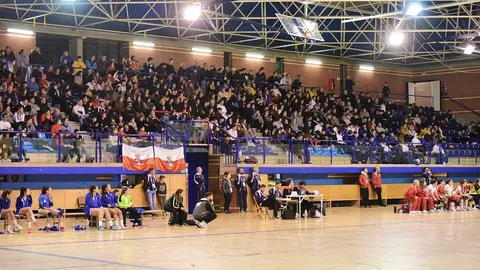 Archivo - P&uacute;blico y deportistas en un pabell&oacute;n en el CESA 2020 de balonmano