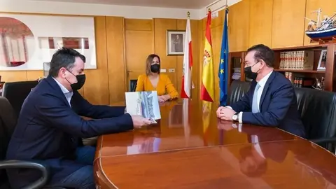 10:00.- Despacho de la consejera. Foto de Mar&iacute;a S&aacute;nchez con los compradores de la Residencia La Pereda. 3 de marzo de 2021 &copy; Ra&uacute;l Lucio