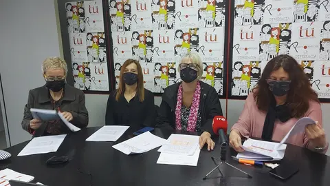La secretaria general de T&Uacute;, Isabel Rodr&iacute;guez, junto a otros miembros del sindicato, en rueda de prensa