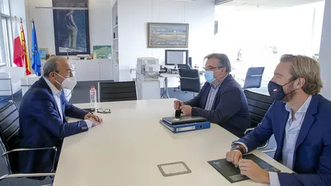 El consejero de Industria, Turismo, Innovaci&oacute;n, Transporte y Comercio, Javier L&oacute;pez Marcano (izda), se re&uacute;ne con el alcalde de Noja, Miguel &Aacute;ngel Ruiz, y el director general de Transportes, Felipe Pi&ntilde;a