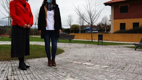 La alcaldesa, Teresa Noceda Llano, y la concejala de Igualdad, Vanesa S&aacute;nchez Trueba, durante la visita a la 'Plaza 8 de Marzo'