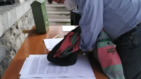 El portavoz de Vox en el Parlamento de Cantabria, Crist&oacute;bal Palacio, con informaci&oacute;n sobre el proyecto de parque e&oacute;lico de Garma Blanca