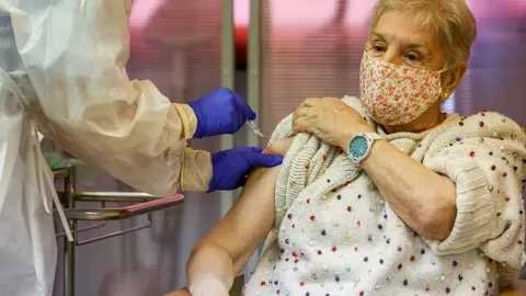 Archivo - Mar&iacute;a es vacunada contra la Covid-19 en Espa&ntilde;a, en la residencia de mayores Vallecas.