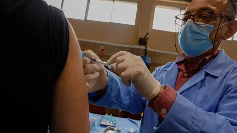 Un trabajador sanitario administra una dosis de la vacuna contra el Covid-19 a un agente de Polic&iacute;a Local, en el Cuartel de Murcia Infante, Murcia, (Espa&ntilde;a), a 2 de marzo de 2021.