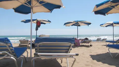 Archivo - Imagen De Una Playa Con Tumbonas Y Sombrillas