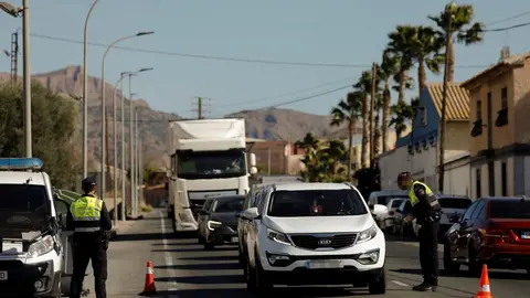 Dos polic&iacute;as locales en un control situado en el l&iacute;mite entre los municipios de Murcia y Santomera, en Murcia (Espa&ntilde;a) a 13 de febrero de 2021.