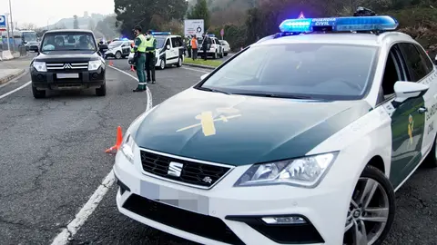 Archivo - Un coche de la Guardia Civil durante un control efectuado  en Cantabria