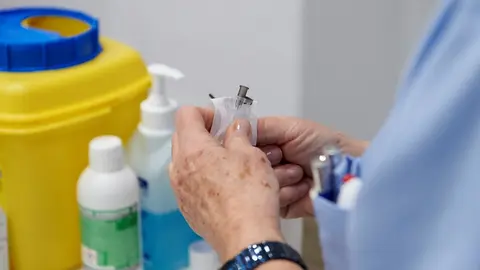 Una sanitaria sostiene el material necesario para la aplicaci&oacute;n de la segunda dosis de la vacuna